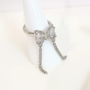 Anillo glam plateado de lazo de cristales y cadenas