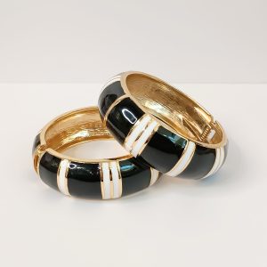 Pulsera cuff dorada con esmaltado blanco y negro
