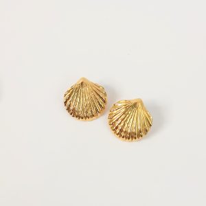 Aretes dorados playeros de concha de mar