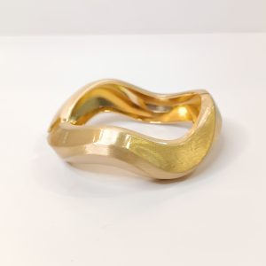 Pulsera cuff dorada diamantada waves