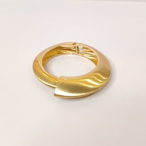 Pulsera cuff dorada diamantada abstracta